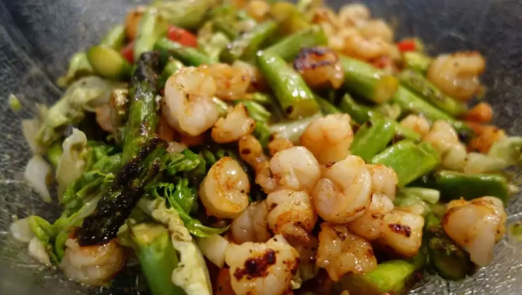 Spargelsalat mit Garnelen