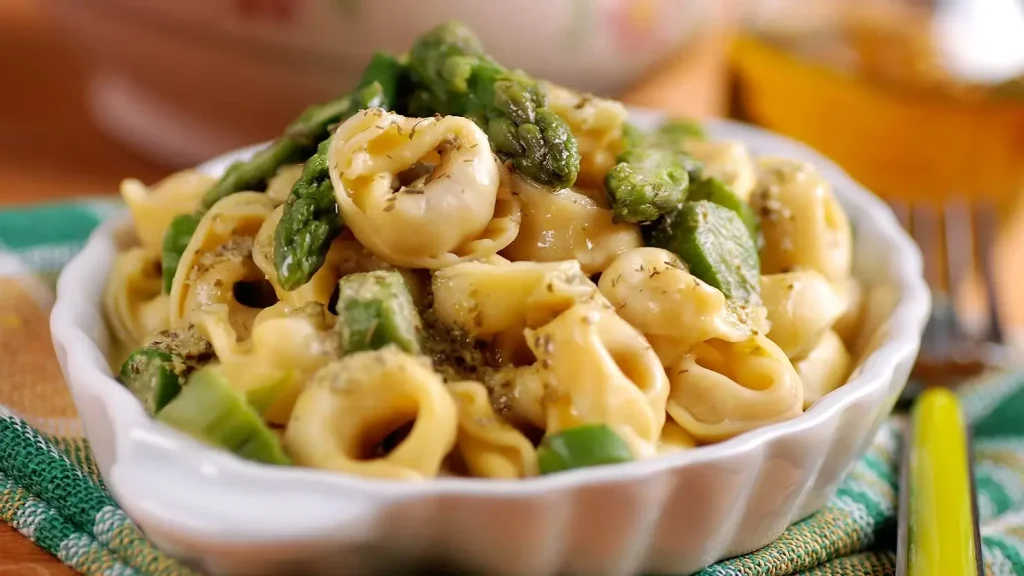 Tortellini auf Spargel-Kräutersauce